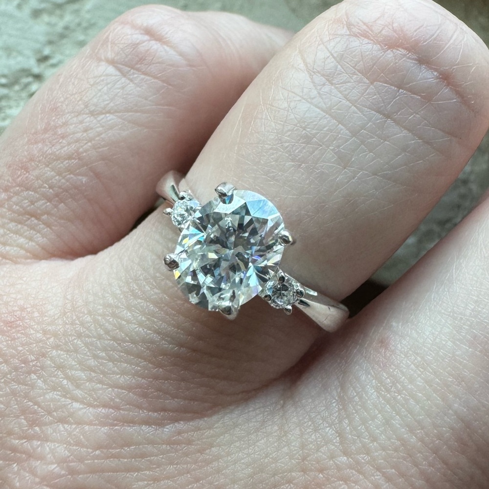 Gorgeous Oval cut moissanite ring - Picture 2 of 9